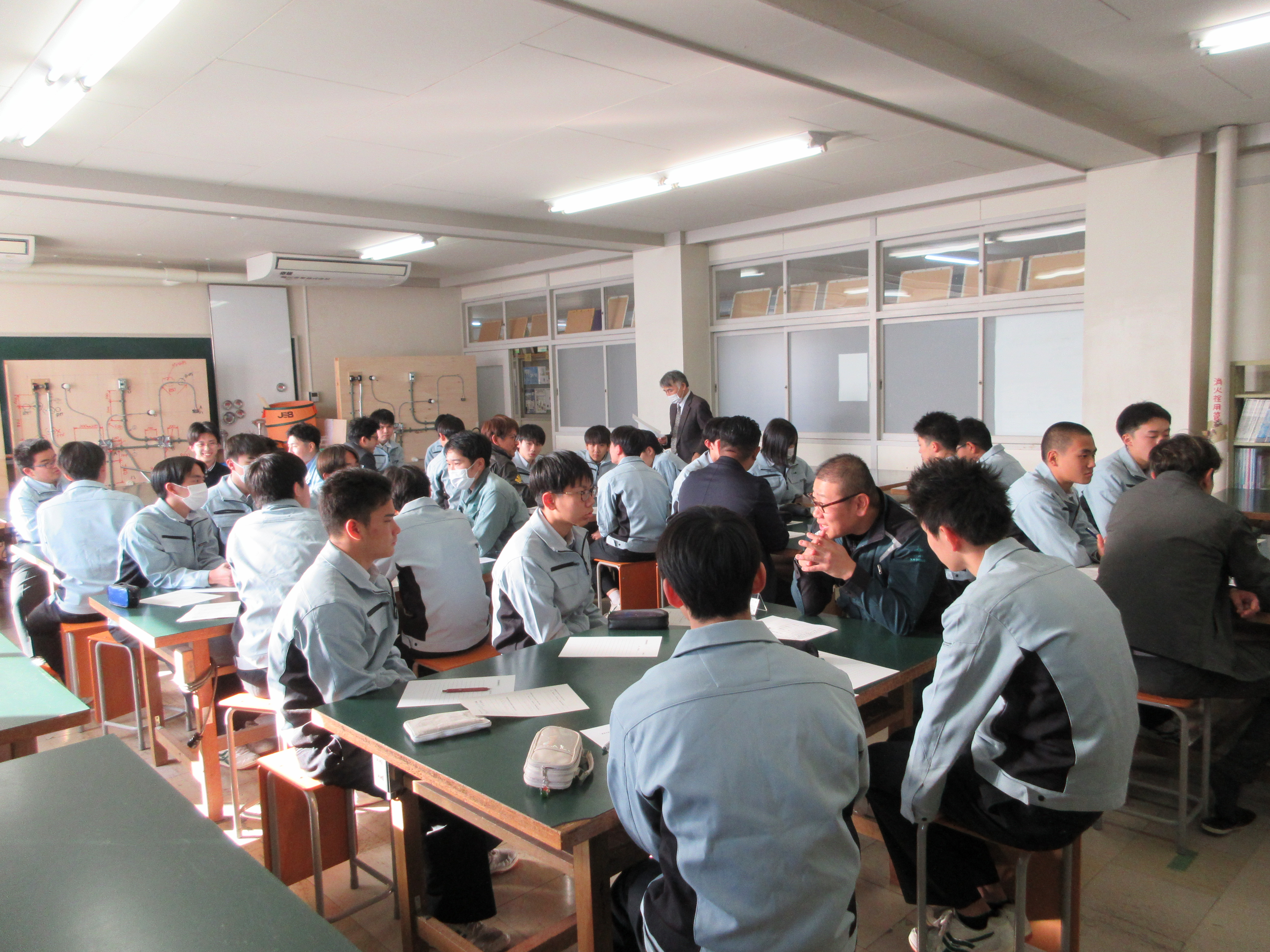 科学技術高校生と意見交換会のイメージ